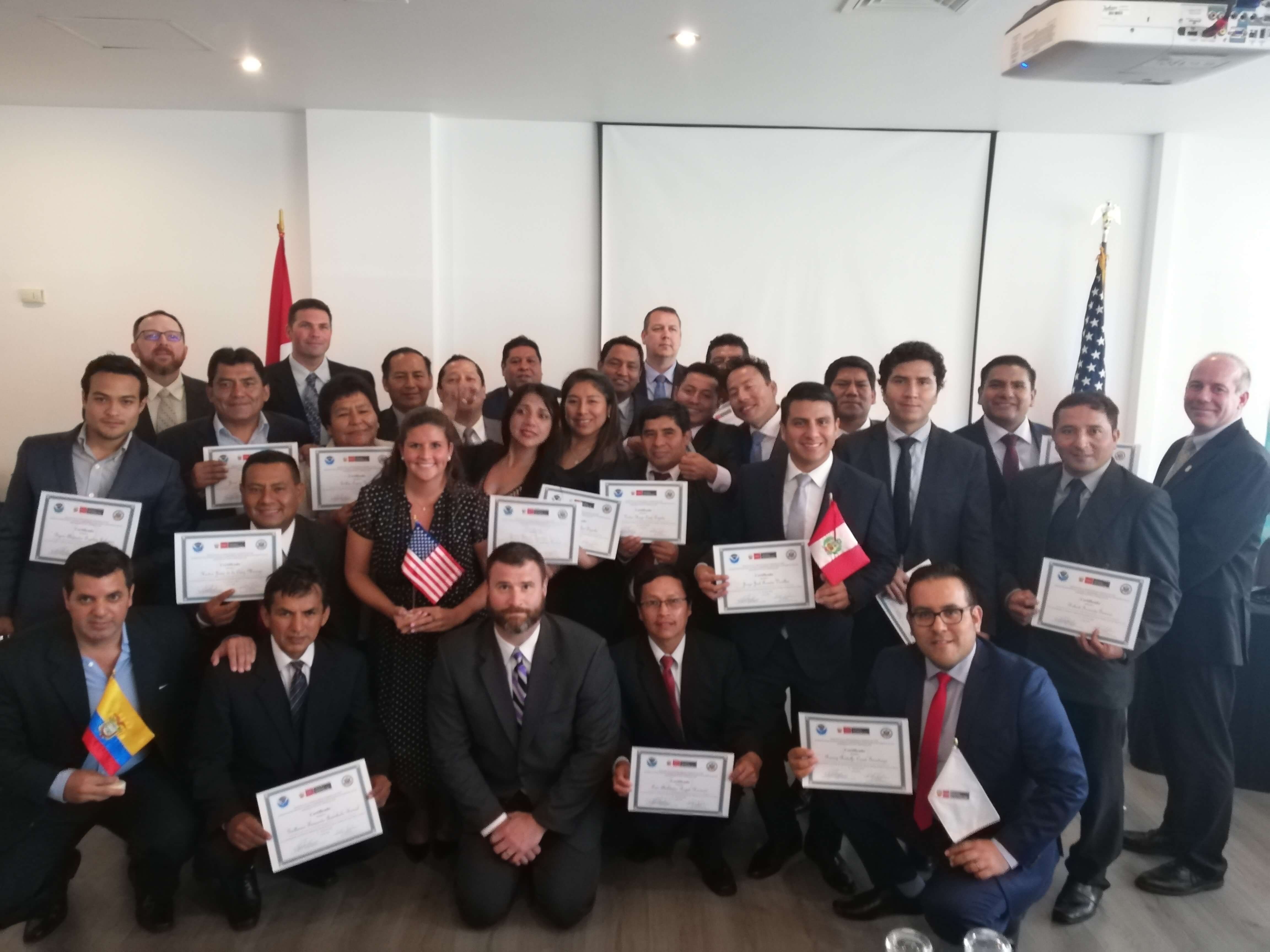 PRODUCE Y NOAA DE ESTADOS UNIDOS CERTIFICAN A 21 FISCALIZADORES PERUANOS EN TALLER DE PESCA ILEGAL