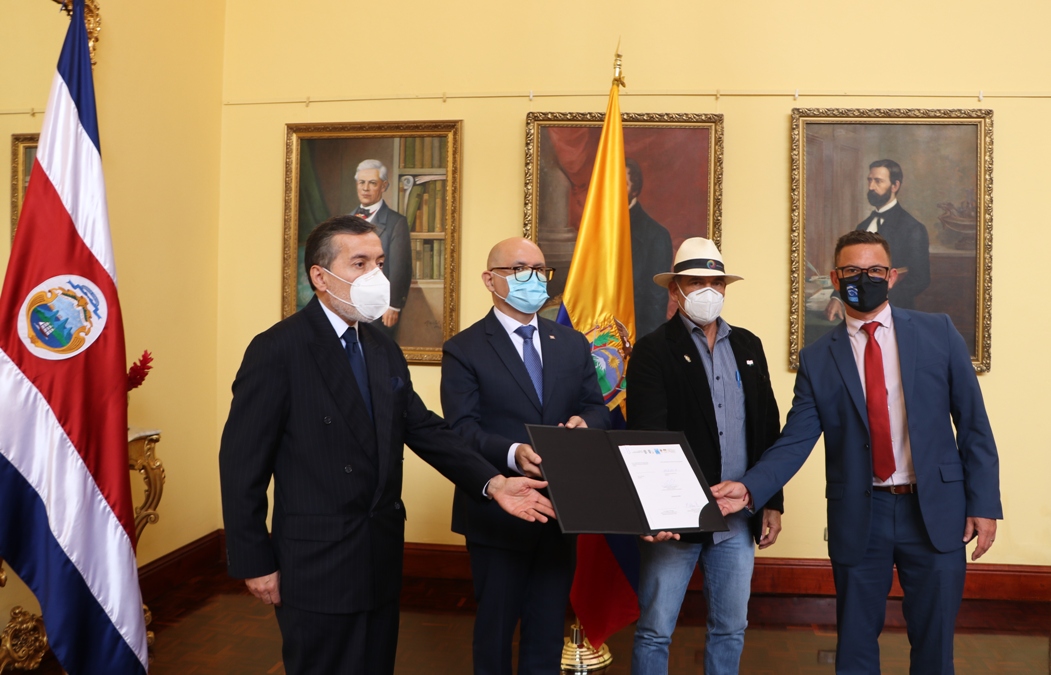 Ecuador y Costa Rica unen esfuerzos para luchar contra la pesca INDNR